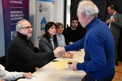 Derecho a la vivienda para más familias de Quilmes: Entregaron 22 escrituras a vecinos