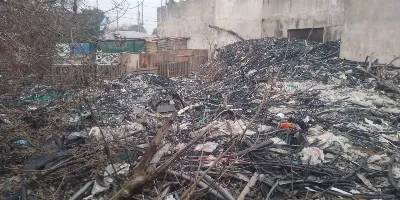 Preocupación en Bernal Oeste por el acopio de cables y materiales en un predio