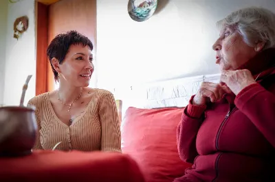 Mayra Mendoza recordó a Evita con un encuentro íntimo junto a una vecina que la conoció en persona