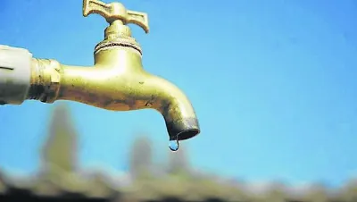 Malestar en vecinos de Bernal y Don Bosco: Pasaron todo el fin de semana sin agua
