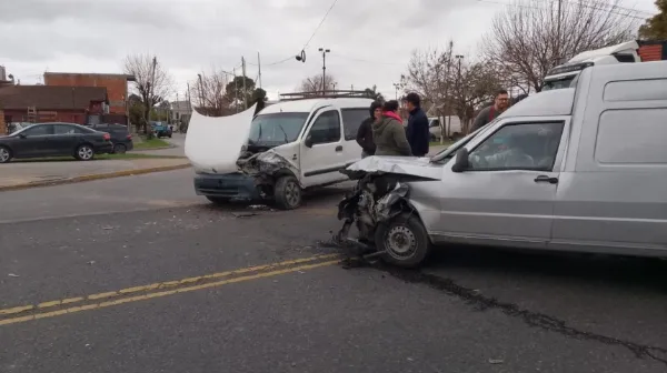 Fuerte choque en Quilmes Oeste: Dos personas resultaron heridas