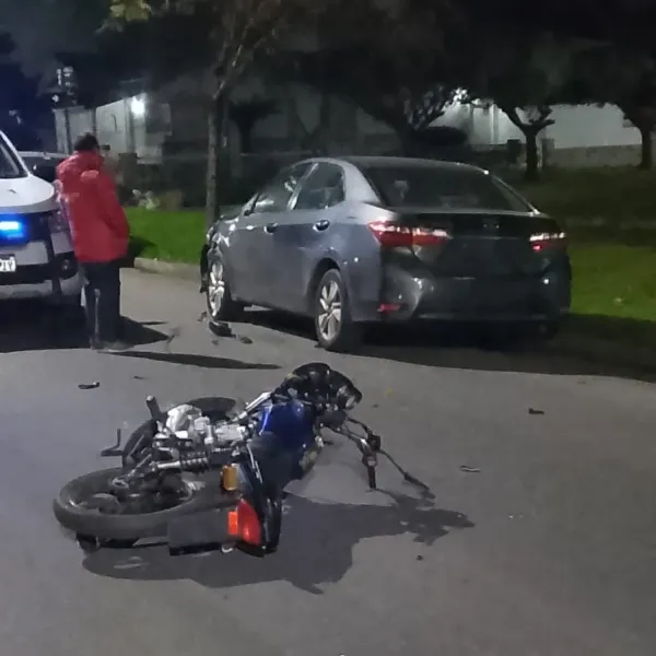 Motociclista resultó herido tras perder el control y caer sobre el asfalto