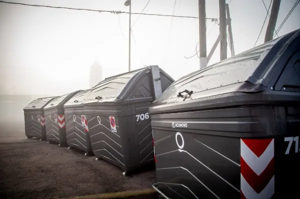Instalaron 12 contenedores en Solano y presentaron nuevo camión recolector
