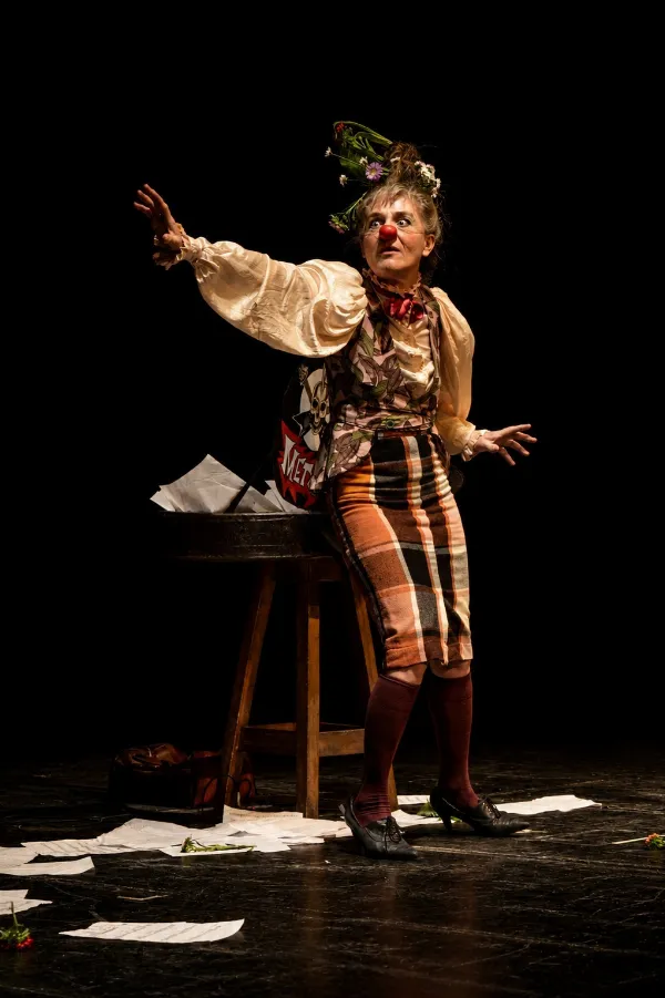 Llega a Bernal el unipersonal de clown musical "La Frecuencia Perfecta"