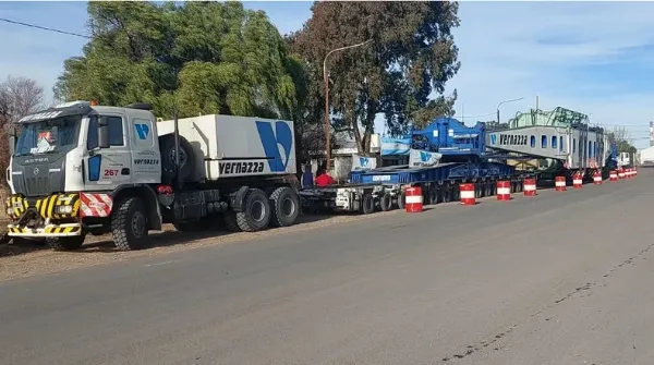 A tres semanas de partir de Quilmes, el megacamión que paralizó el tránsito ya llegó a Mendoza