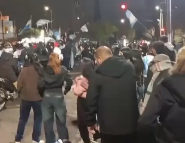 A pesar de la derrota, Quilmes volvió a salir a las calles para agradecer a la Selección Argentina