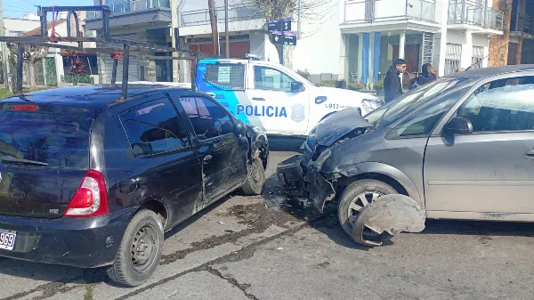 Choque entre dos autos en Quilmes Oeste: un conductor fue hospitalizado