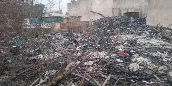 Preocupación en Bernal Oeste por el acopio de cables y materiales en un predio