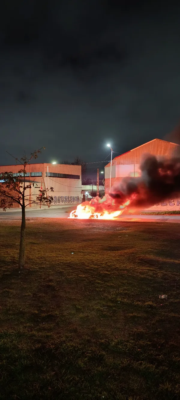 Un auto se incendió en la bajada del Acceso Sudeste y fue destruido por las llamas