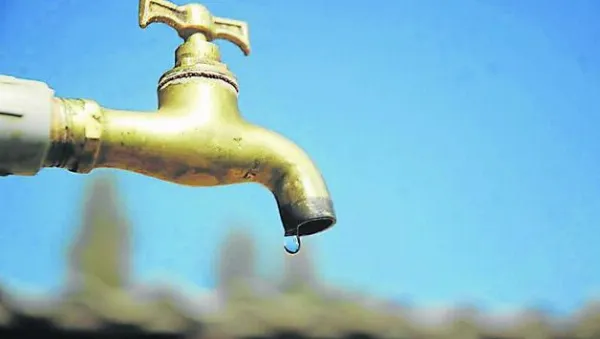 Malestar en vecinos de Bernal y Don Bosco: Pasaron todo el fin de semana sin agua
