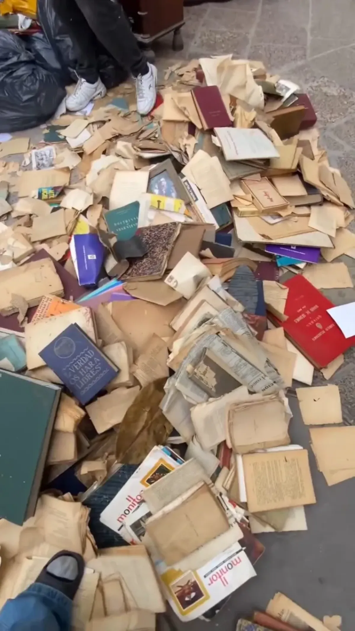 La inmobiliaria explicó qué ocurrió con los libros históricos hallados en la calle
