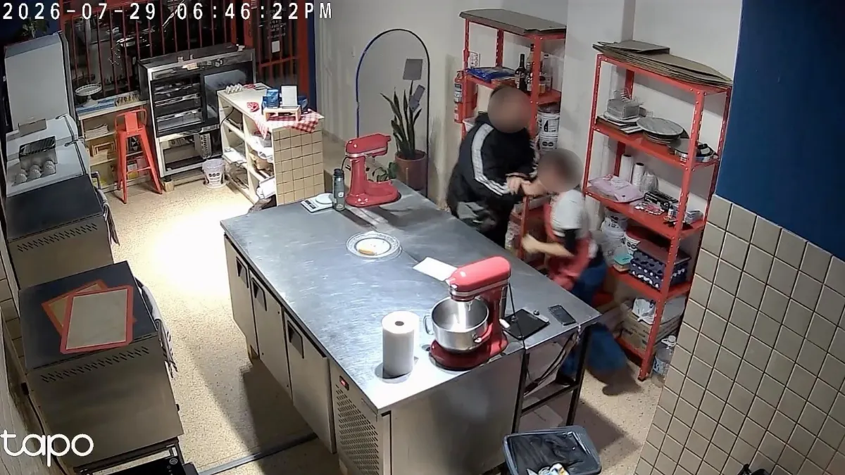 Empleada de una panadería fue brutalmente atacada por un hombre en pleno centro