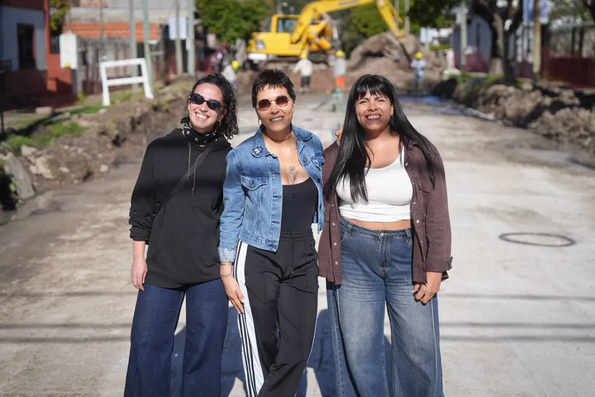 Mayra Mendoza y Eva Mieri recorrieron el inicio de 10 nuevos pavimentos en Villa Alcira
