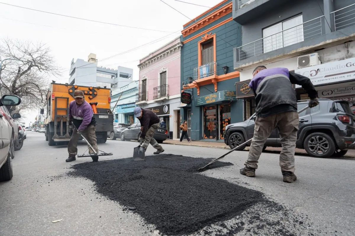 La comuna continúa intensificando los trabajos de bacheo y carpeta asfáltica