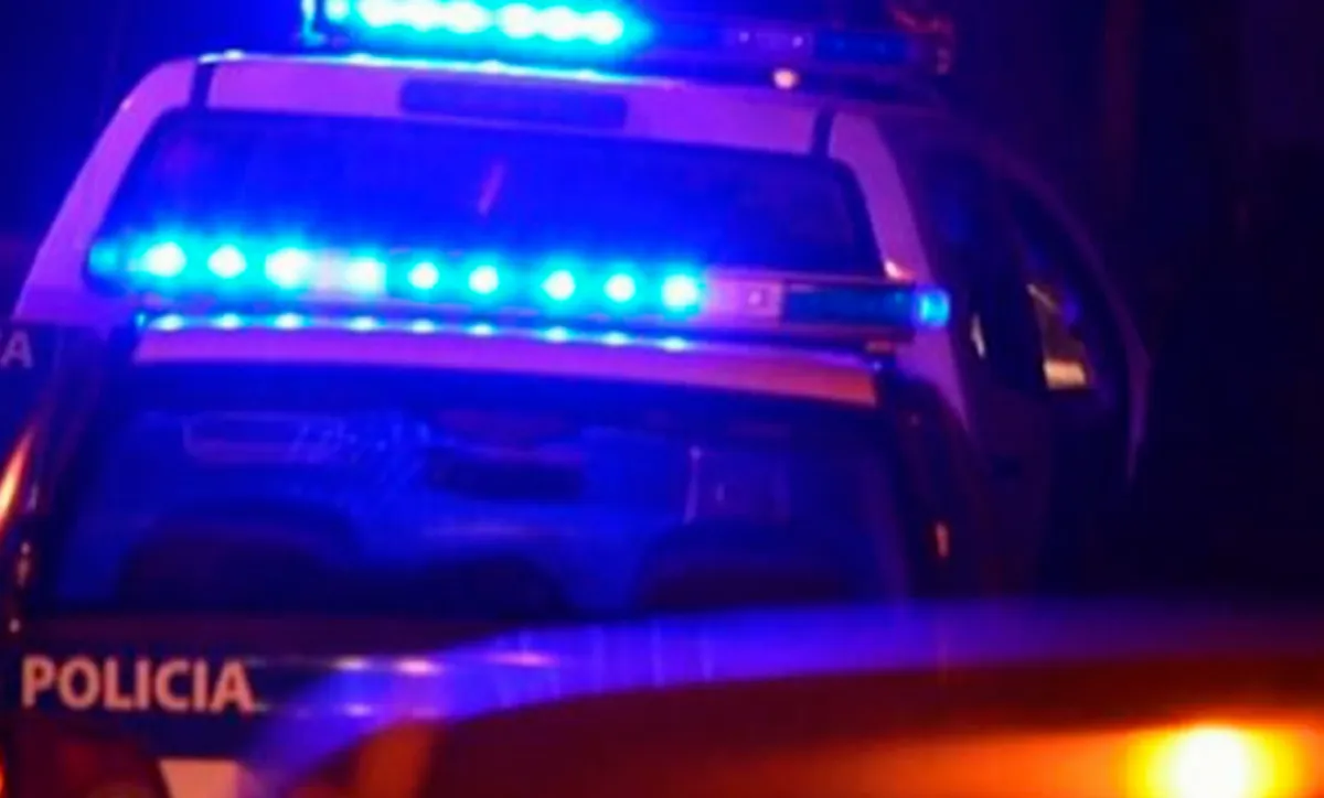 Investigan el homicidio de un joven hallado con seis disparos en un descampado