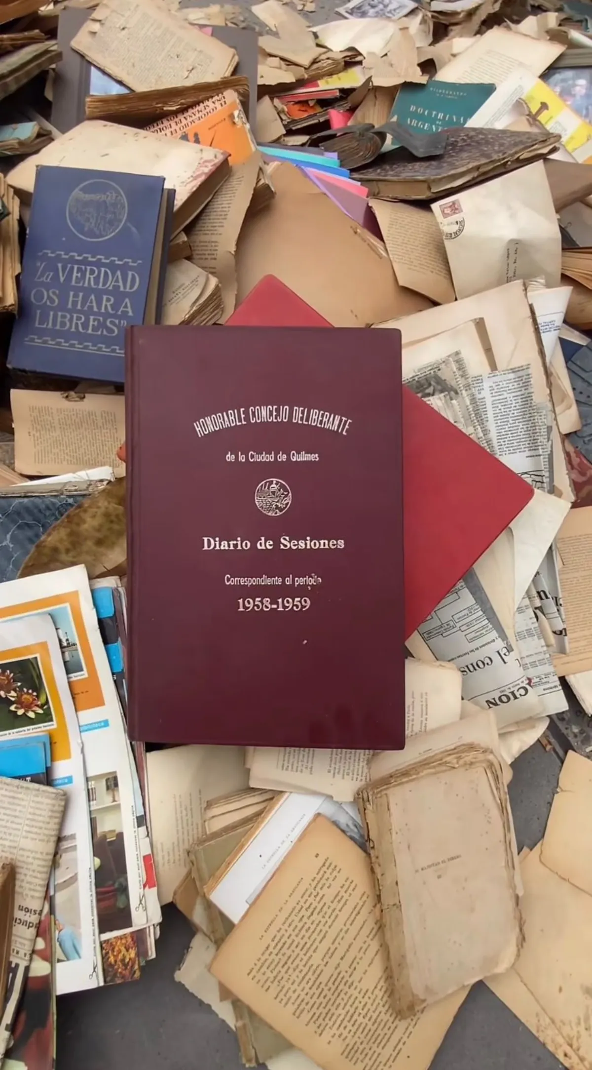 Hallaron cientos de libros históricos tirados frente a la antigua casa de un exintendente de Quilmes