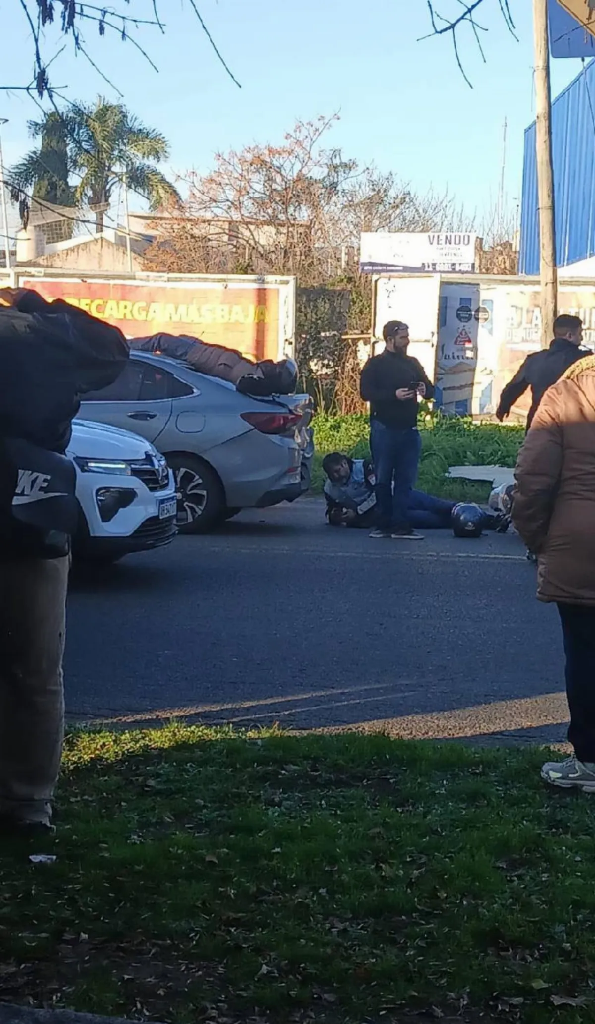 Choque entre un auto y una moto en Quilmes Oeste: un herido fue trasladado por el SAME