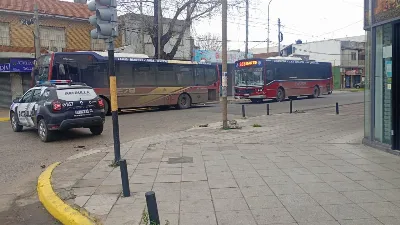 Choque entre dos colectivos en Quilmes: al menos cinco heridos fueron trasladados al Hospital Iriarte