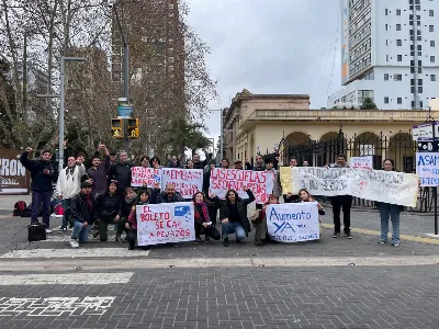 Docentes realizaron una radio abierta y semaforazo para reclamar por salarios, infraestructura y la suspensión del Plan MESA