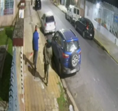 Rompieron el vidrio de un auto y robaron una campera