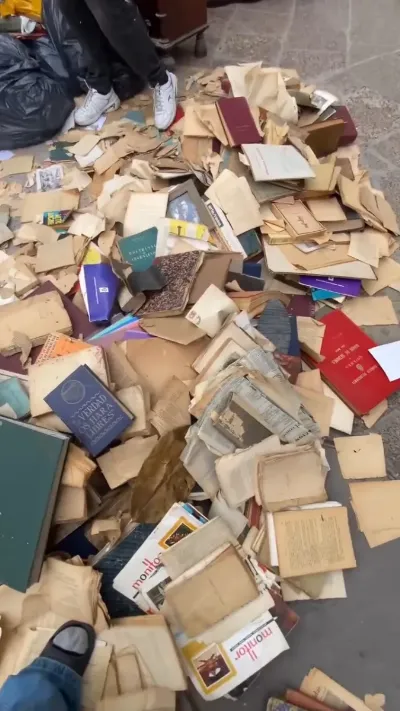 La inmobiliaria explicó qué ocurrió con los libros históricos hallados en la calle
