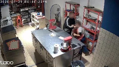 Empleada de una panadería fue brutalmente atacada por un hombre en pleno centro