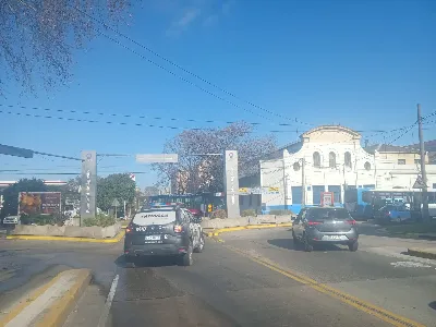 Colectivo varado en el puente 14 de Agosto: caos de tránsito durante la mañana