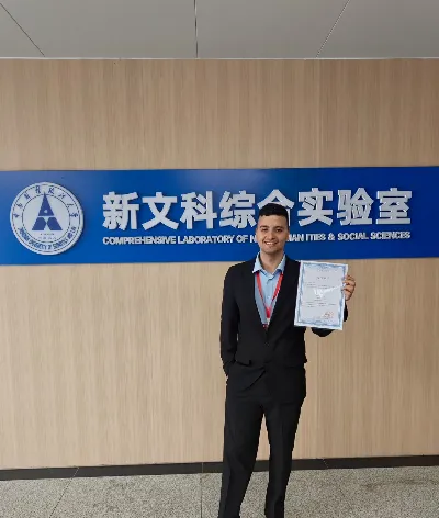 De la UNQ a Wuhan: La historia de un economista que llegó becado a una universidad de élite china
