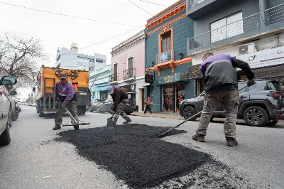 La comuna continúa intensificando los trabajos de bacheo y carpeta asfáltica