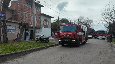 Bomberos debieron sortear un difícil acceso para combatir un incendio en Quilmes Oeste