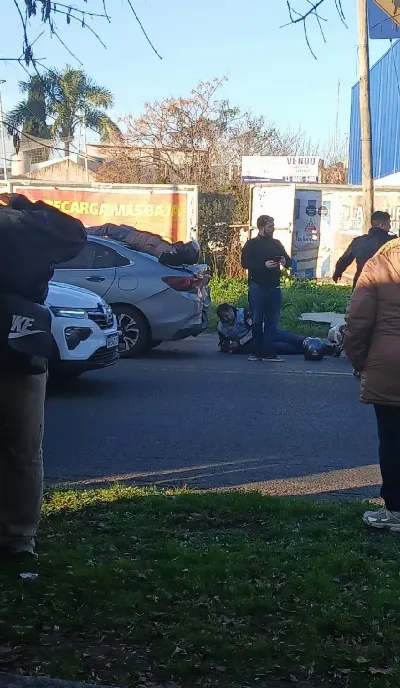 Choque entre un auto y una moto en Quilmes Oeste: un herido fue trasladado por el SAME