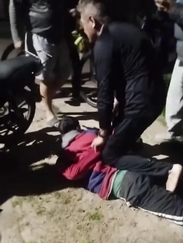 Vecinos atraparon a un delincuente que robó una moto en Los Eucaliptus