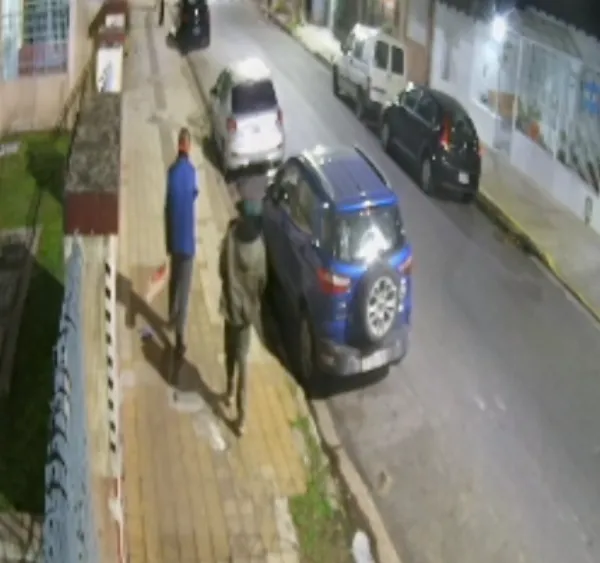 Rompieron el vidrio de un auto y robaron una campera