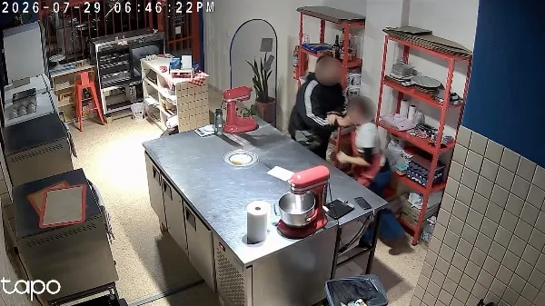 Empleada de una panadería fue brutalmente atacada por un hombre en pleno centro
