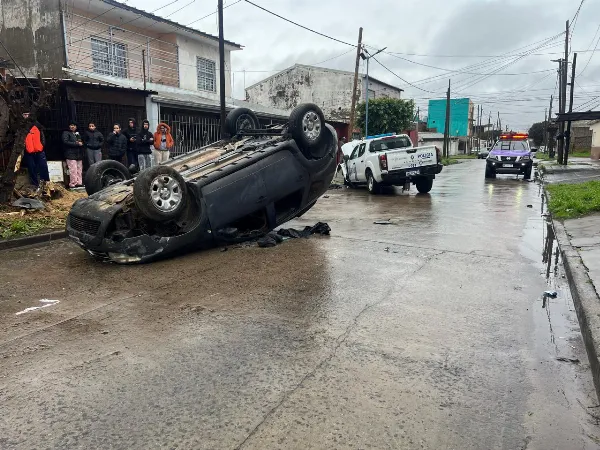 Persecución terminó con un patrullero chocado y una camioneta volcada en Solano