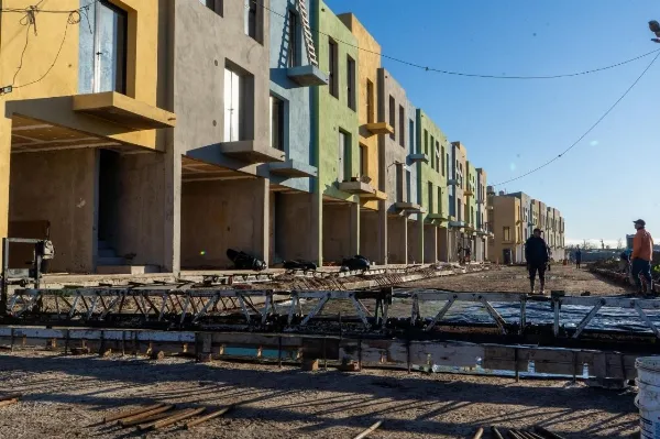 Continúan las obras de 28 viviendas en el barrio La Odisea de Quilmes Oeste
