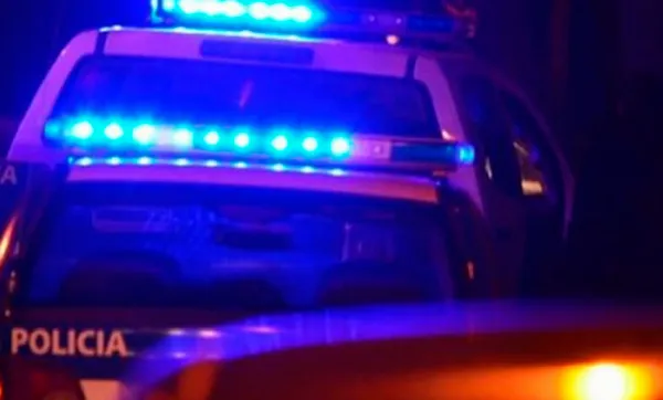 Investigan el homicidio de un joven hallado con seis disparos en un descampado