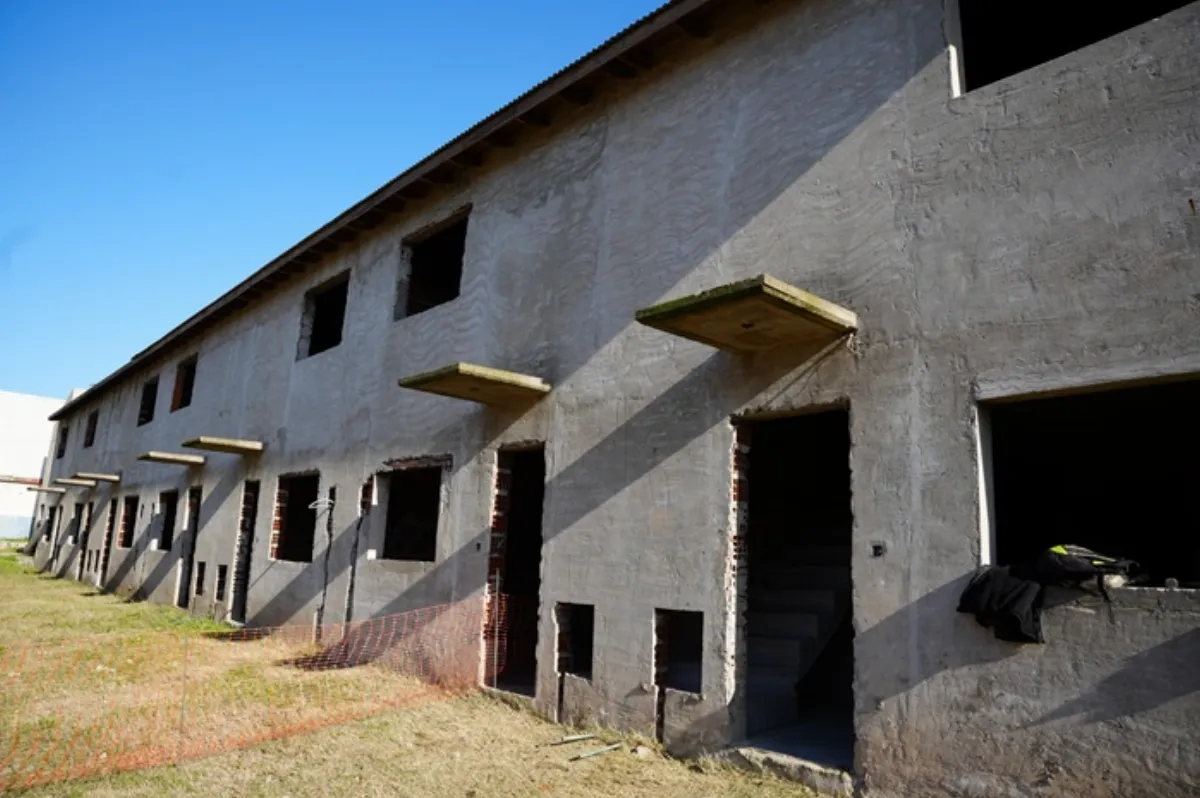 El gobierno bonaerense avanza las obras para finalizar viviendas en Villa Azul