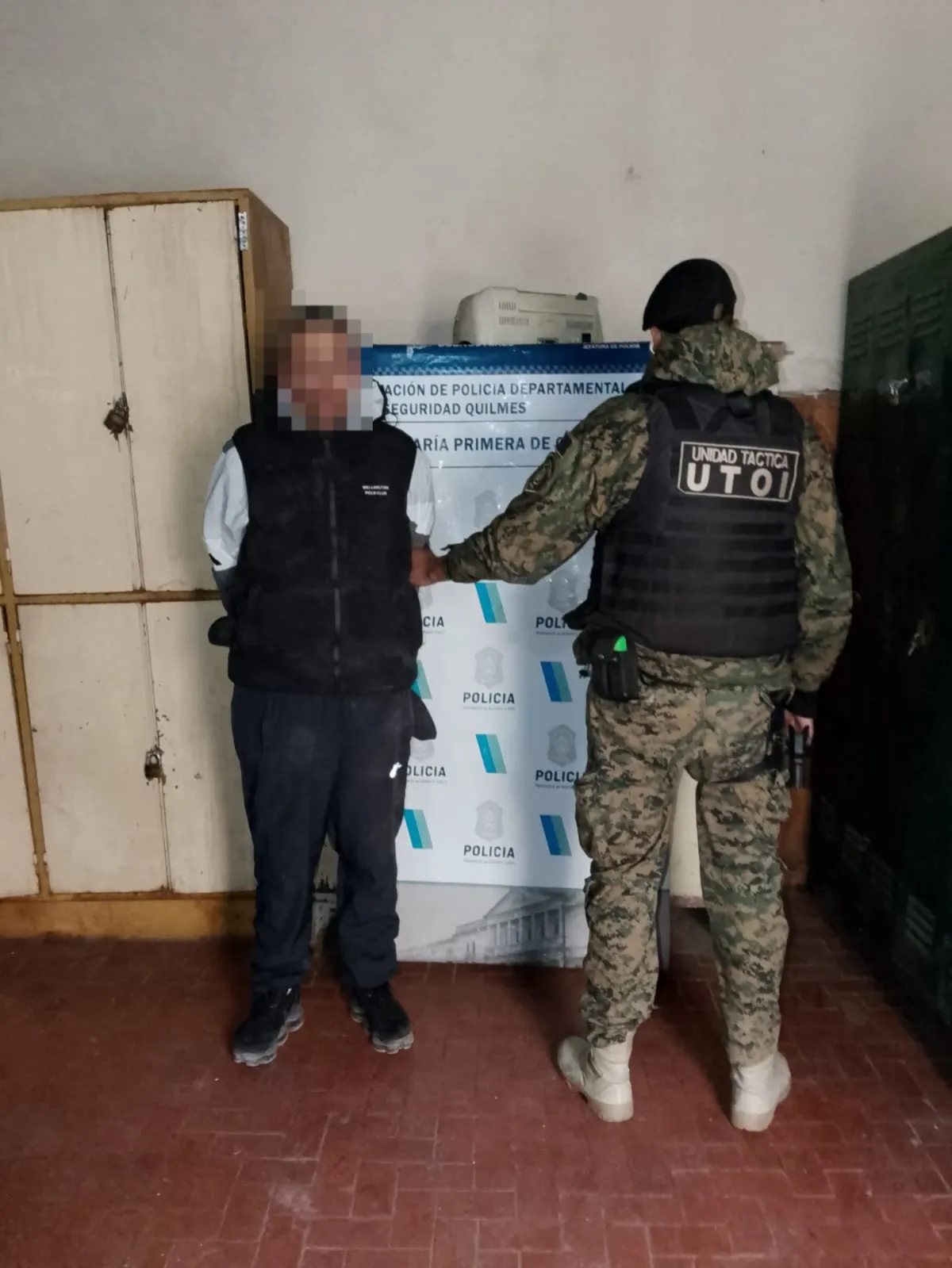 Circulaba con 300 dosis de cocaína en la mochila y un arma: Fue detenido