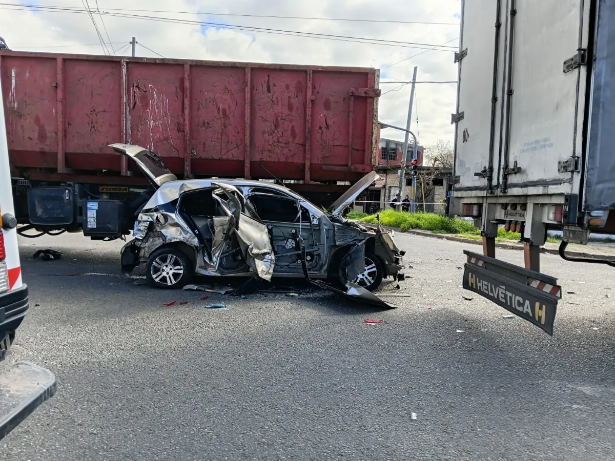 Lo "hicieron sanguchito": Dos camiones aplastaron un auto tras un fuerte choque
