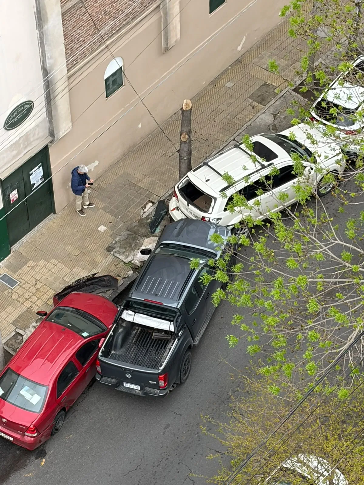 Camioneta perdió el control y chocó autos estacionados