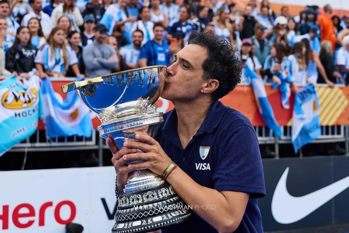 Un quilmeño fue parte del equipo que llevó a "Las Leonas" a la gloria mundial