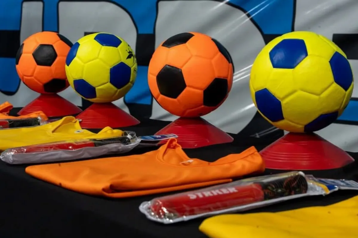 El Municipio hizo entrega de kits deportivos a los 17 clubes de la Liga FADI