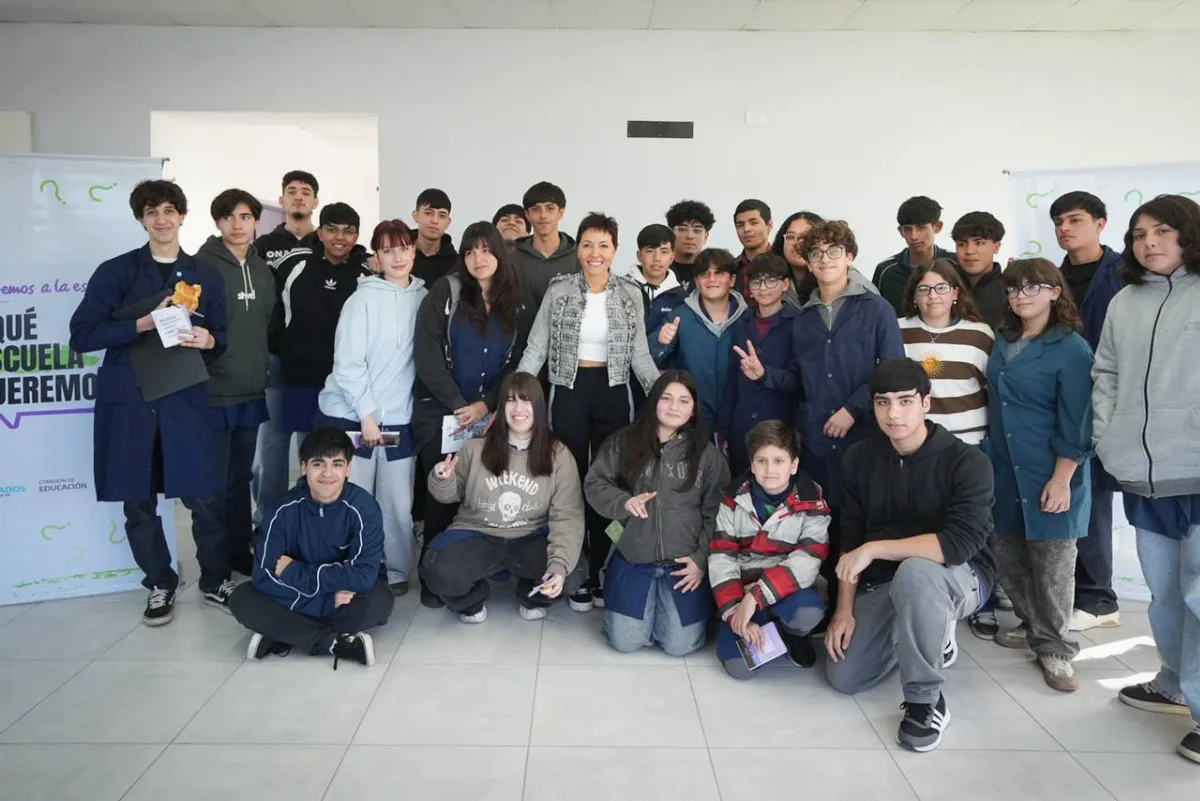 Mayra Mendoza junto a estudiantes secundarios en otro encuentro: "Qué escuela queremos?"