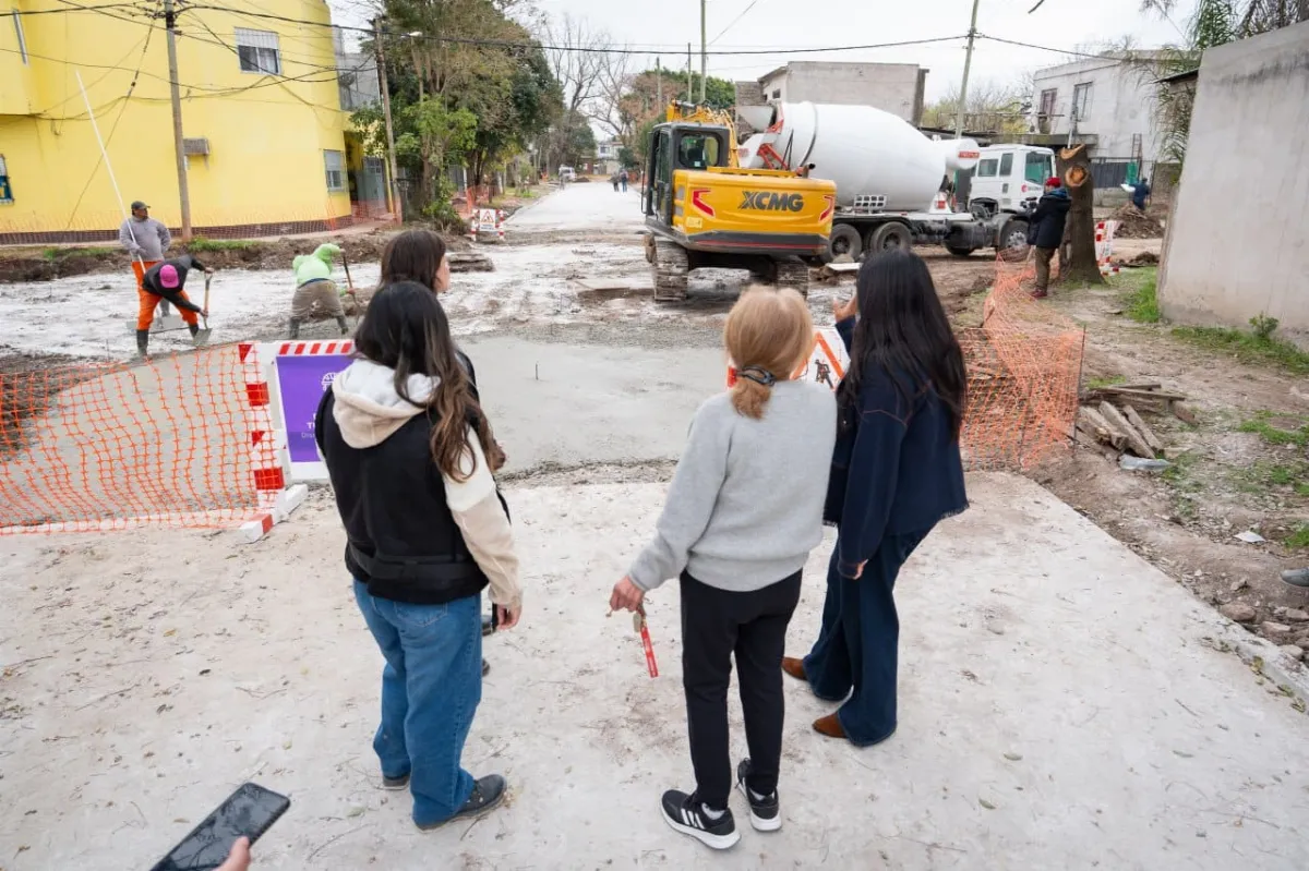 Avanza la obra de pavimentación de 37 nuevas cuadras de asfalto en Ezpeleta Oeste