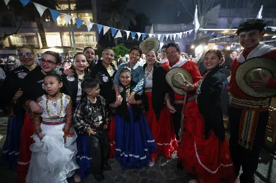 Mayra Mendoza y Eva Mieri junto a miles de vecinos disfrutaron de los Fogones de Bernal