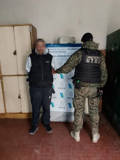 Circulaba con 300 dosis de cocaína en la mochila y un arma: Fue detenido