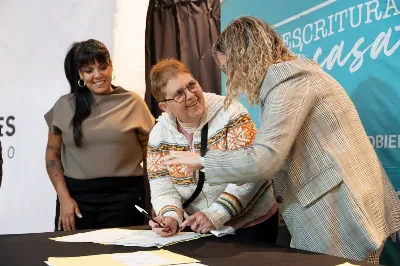 84 familias de Quilmes avanzaron con la firma de sus títulos de propiedad