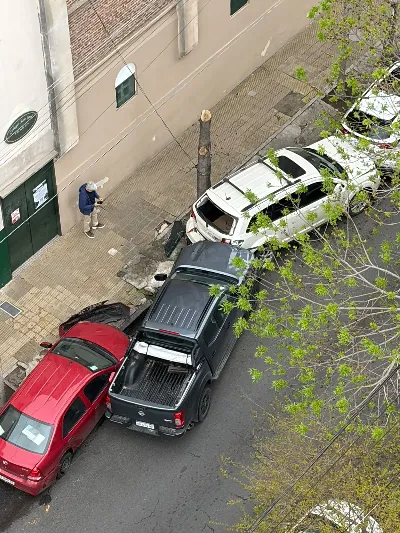 Camioneta perdió el control y chocó autos estacionados