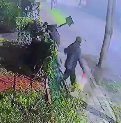 Insólito robo en Bernal: dos delincuentes se llevaron el buzón de cartas de una casa